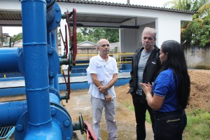 Presidente da Cosama Armando do Valle, ao lado do Diretor-Técnico Francisco Siqueira e da laboratorista Eliane Sales.