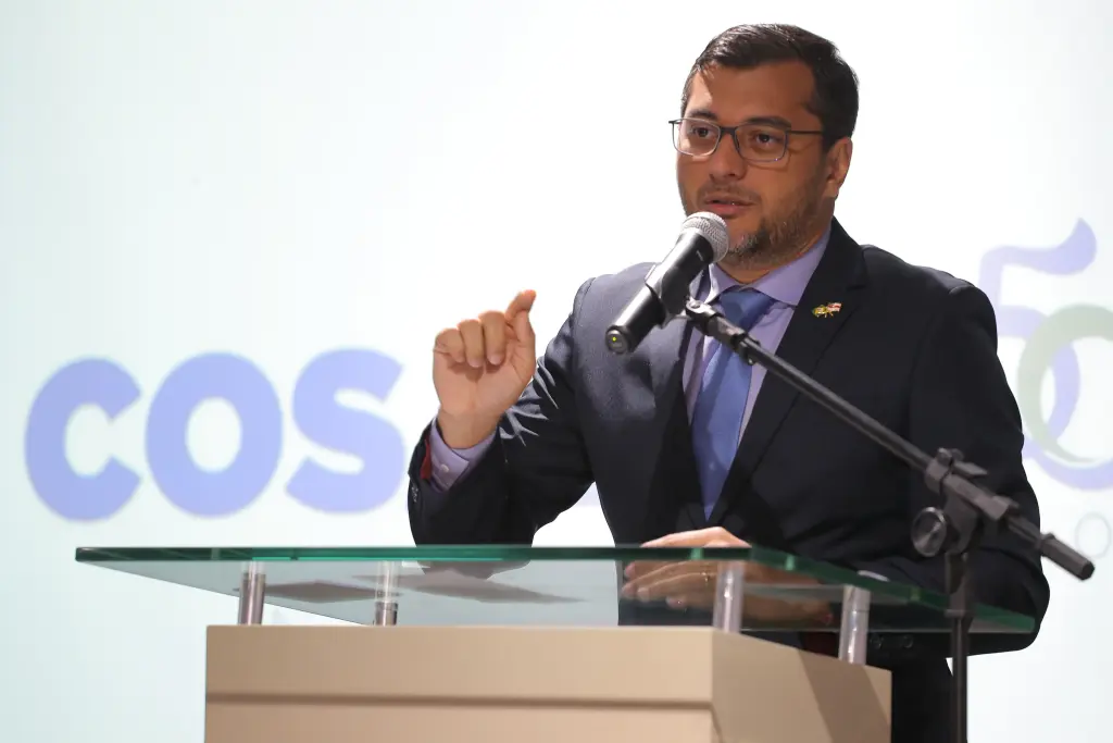 Wilson Lima discursando no lancamento de 50 anos da Cosama